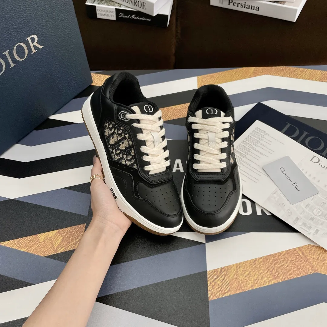 👟👟Ex-factory price 480👟👟 Women's shoes, women's clothing, women's shoes, women's clothing, men's +10 (3d printing +20) Dior Dior🔥Counter genuine products 1-1 Top version (you can compare with the original version) The top version is made, not blown out👍 👫Contrast color positioning and splicing design! Fashionable and casual personality! Look like a goddess on your feet! Simple line design, three-dimensional cutting, super invincible and stylish, looks good no matter how you match it. The super popular elements and colors make the whole set youthful and beautiful. It can easily catch the eye in the crowd. It is casual, comfortable, fashionable and versatile, a high-quality casual suit with no sense of age. ✅Fabrics: imported first-layer cowhide + high-tech laser technology. ✅Inner lining: imported transparent silk fabric. ✅Feet: original molded feet. ✅Outsole: original molded 1:1 two-color T👟👟factory price U outsole ✅Method: original 1:1 full set of lasts ✅Female size: 35～40 ✅Male size: 38～45